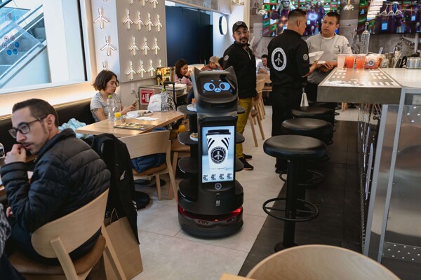 Robots Transforming Monterrey's Restaurant Scene