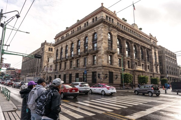 El banco de México eleva su previsión de inflación