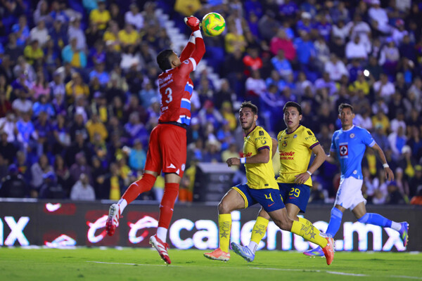 Cáceres Compares América's Struggles to Real Madrid
