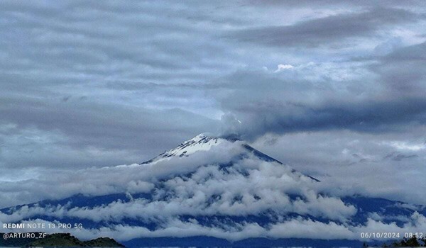 Вулкан Попокатепетль в Амекамеке завораживает снегом