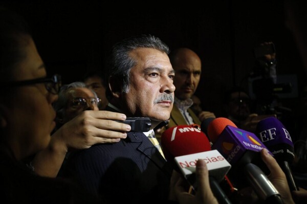 MORENA参议员劳尔·莫龙因推荐与纳粹有关的书籍而陷入争议中心