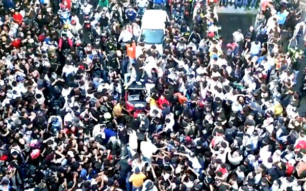 Массовая встреча стримера вызвала хаос в центре Мехико