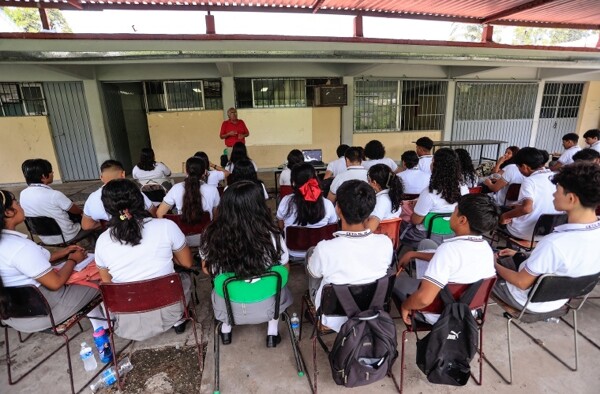 Mexican Senator Proposes Ban on Mobile Phones in Schools