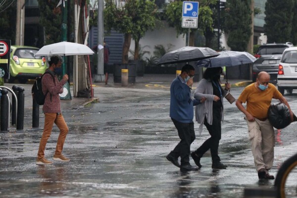 Variable Weather in Mexico City: Heat During the Day, Rain at Night