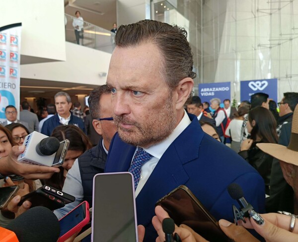 Губернатор Керетаро поздравляет с арестом по делу о феминицидах