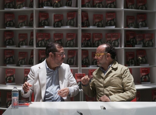 房地产丑闻：亲政府记者成为争议中心