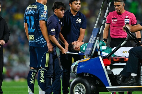 Strong Hit on Aldo López in Santos vs América Match