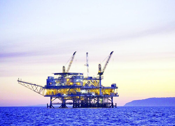 Цены на нефть подвержены воздействию штормов и экономических неопределенностей