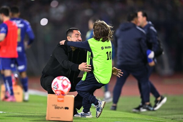 Momento emotivo: el entrenador de Pumas abraza a su hijo tras la victoria sobre América