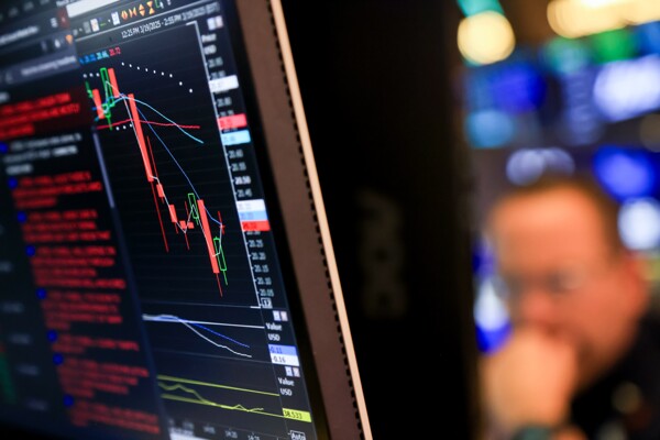Mexican Stock Market Shows Gains Amid Global Trends