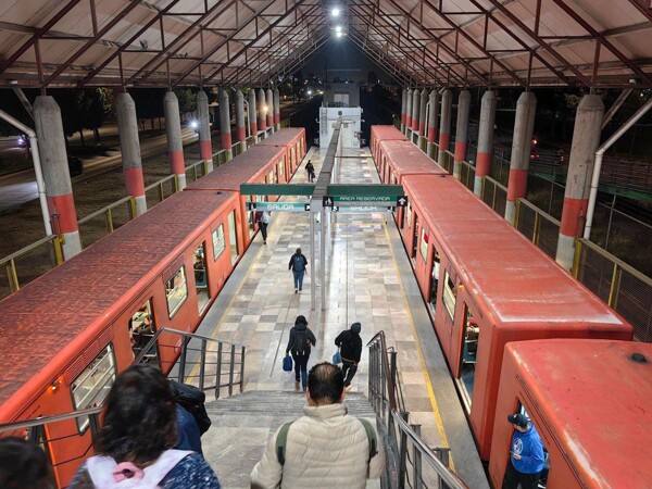 Metro CDMX Faces Delays Amid High Passenger Volume