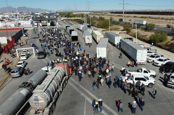 Фермеры Мексики блокируют пограничный мост в знак протеста против новых пошлин США