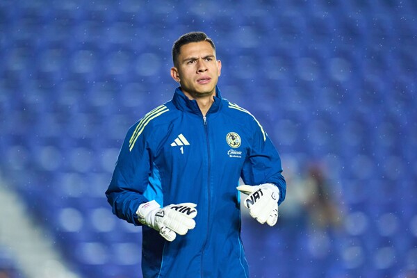 América's goalkeeper Malagón shows post-operation image