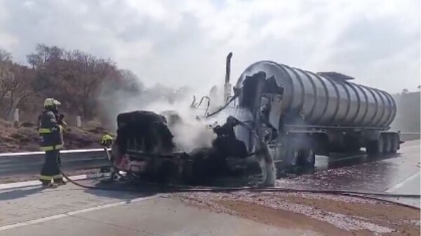Truck Fire on Mexico-Puebla Highway Disrupts Holiday Travel