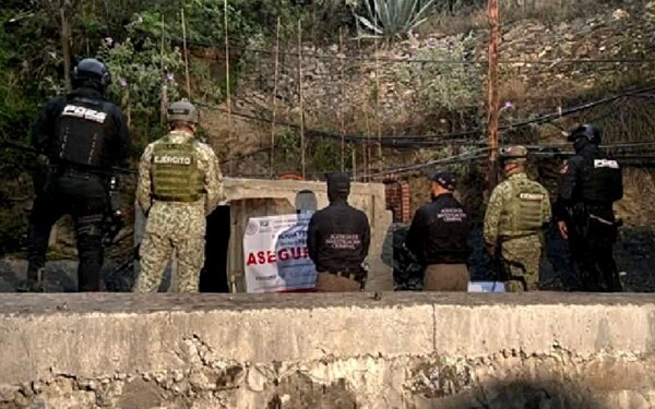 FGR asegura mercurio y explosivos en cateo a mina clandestina en México