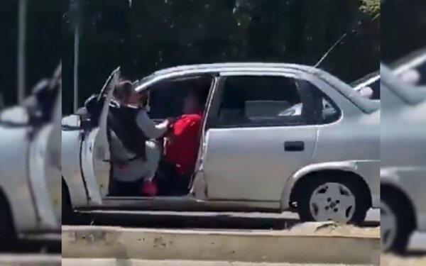 Woman Clings to Car Door to Prevent Theft in Puebla