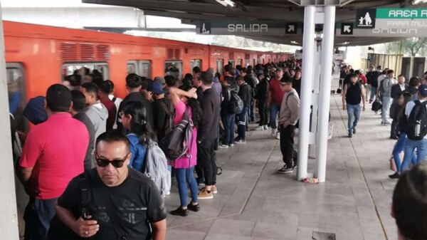 Высокий спрос пассажиров вызывает задержки в метро Мехико