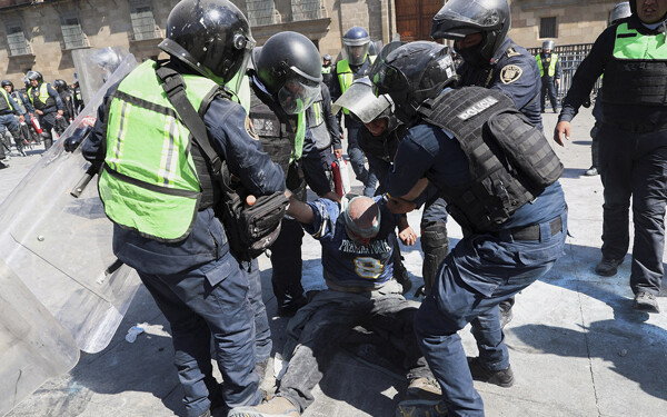 Власти Мехико осудили насилие на манифестации «Поколения Z»