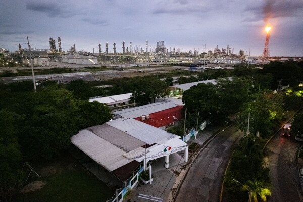 墨西哥政府承诺搬迁炼油厂附近的学校