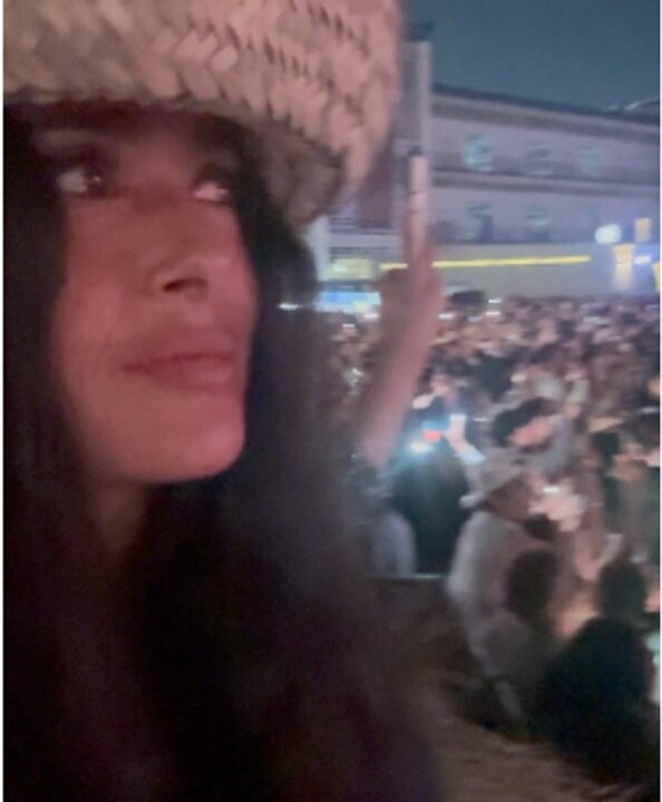 Сальма Хайек стала неожиданной героиней концерта Бадди Банни в Мехико