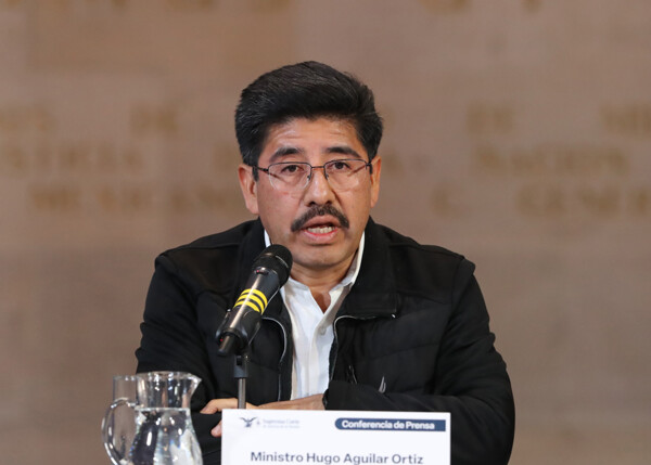 墨西哥视频争议：助理擦拭最高法院院长鞋子