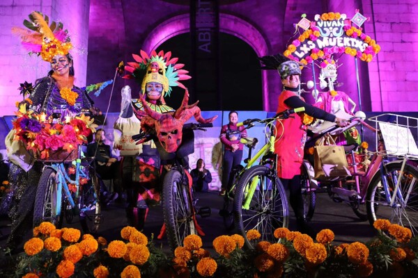 Nighttime Stroll ‘Move on Bike’ Celebrates Day of the Dead