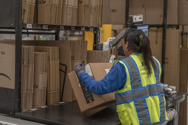 Amazon открывает второй распределительный центр в Аподака