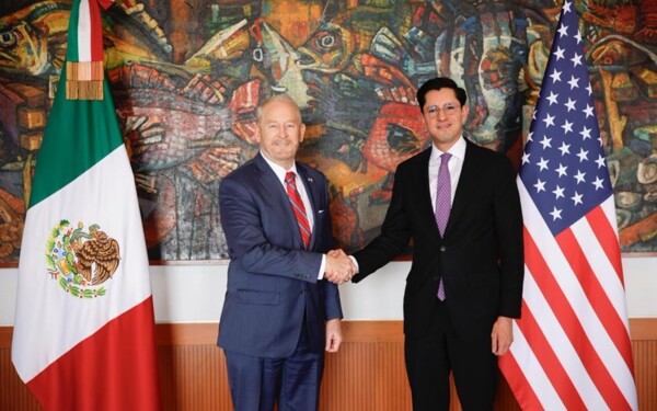 El nuevo canciller de México discute cooperación bilateral con el embajador de EE. UU.