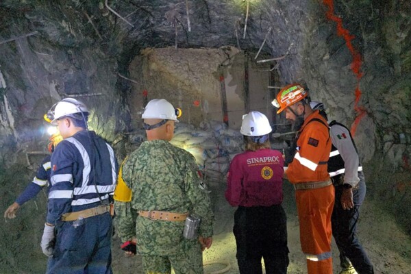 Спасательные работы на шахте Санта-Фе в Мексике