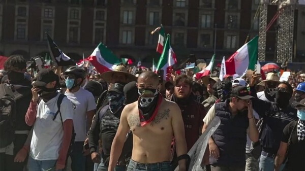 Более ста человек пострадали в столкновениях на протестах в Мехико