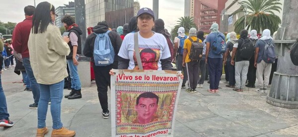 Протесты отмечают 10 лет со дня исчезновения в Айотсинепе