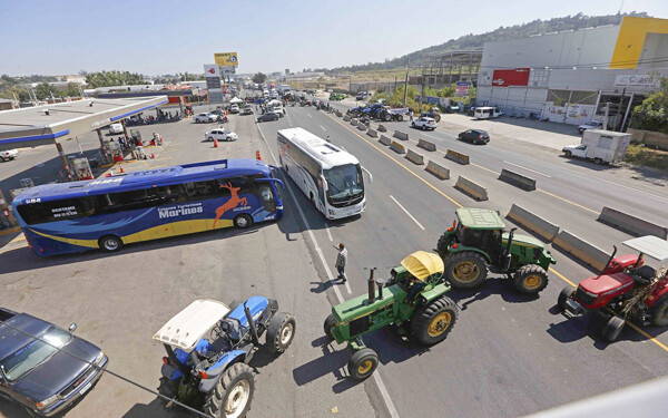 Road Blockades in Mexico Cause 2.3 Billion Pesos in Losses