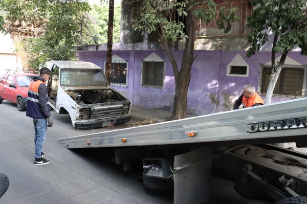Guadalajara Government Removes Abandoned Vehicles