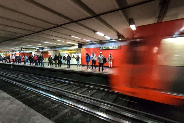 Metro CDMX Faces Delays and High Passenger Volume