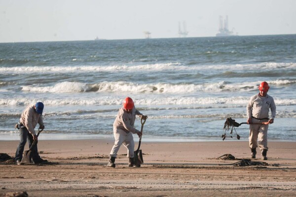 塔巴斯科石油泄漏引发政府与游客冲突