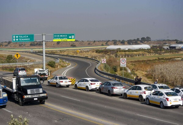 墨西哥在罢工威胁下向卡车司机提供对话