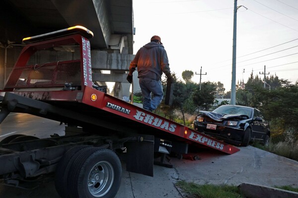 Governor Calls for Regulation of Tow Services in Puebla