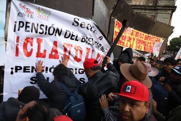 Преподаватели в Мехико попытались прорваться к резиденции президента