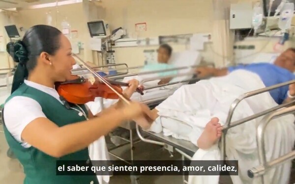 Enfermera IMSS Morelos toca violín para pacientes