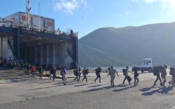 Мексиканский флот помог 28 молодым людям, вернувшимся на родину