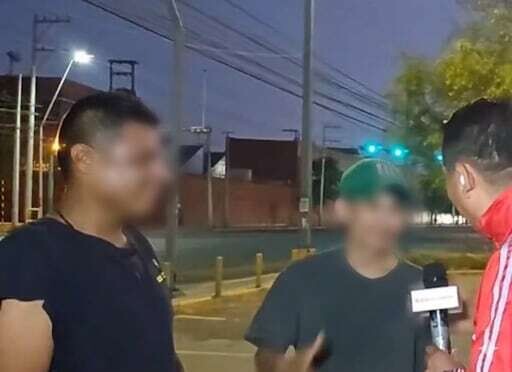 Боливийский репортёр в прямом эфире взял интервью у людей, вышедших из тюрьмы