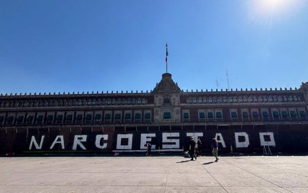 Мехико: Полиция установила ограждения вокруг дворца перед протестами