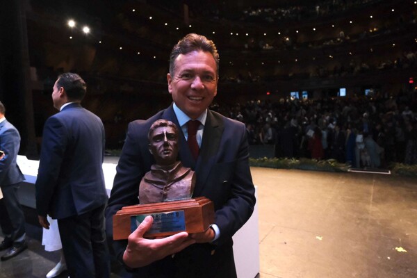 Jalisco Governor Awarded for Teaching Hospital Network
