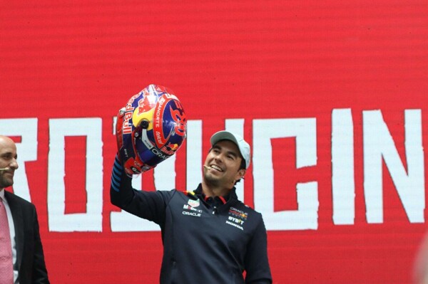 Sergio Pérez Presents His Helmet for the Grand Prix