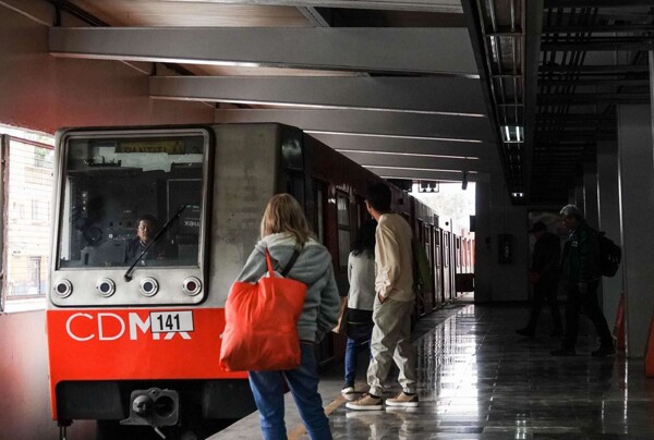 Metro CDMX Faces Delays Despite No Rain