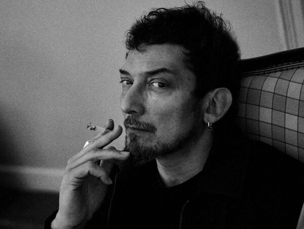 莱昂·拉雷吉发布新专辑《Manifiesto de un Tremendo Delirio》