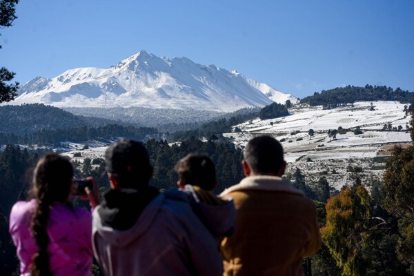 降雪导致墨西哥托卢卡火山雪峰关闭