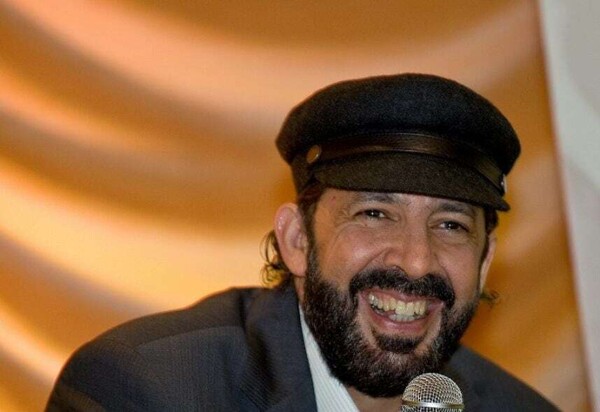 Juan Luis Guerra Charms 13,500 Fans in Mexico City