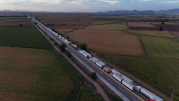 Transportistas y agricultores bloquean carreteras en protesta en México