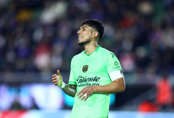 Carlos Salcedo suffers serious injury in his first training session